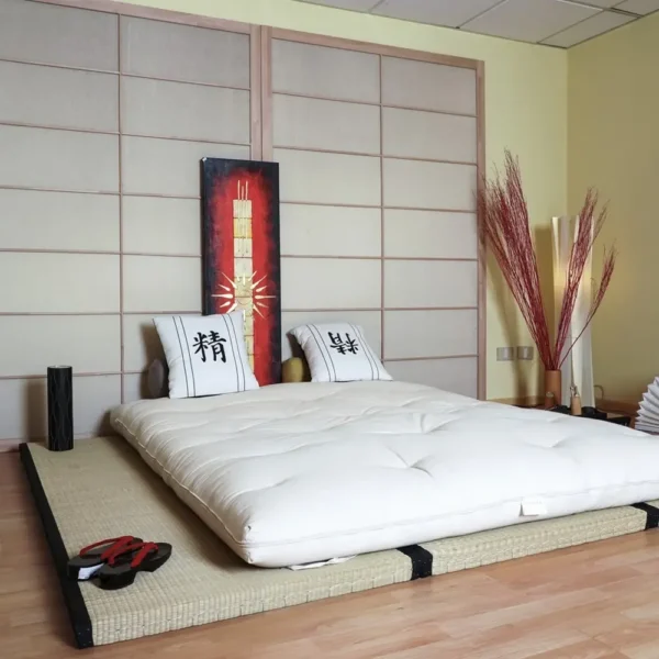 Futon natural japonez așezat pe tatami tradițional, într-o cameră minimalistă cu decor zen.