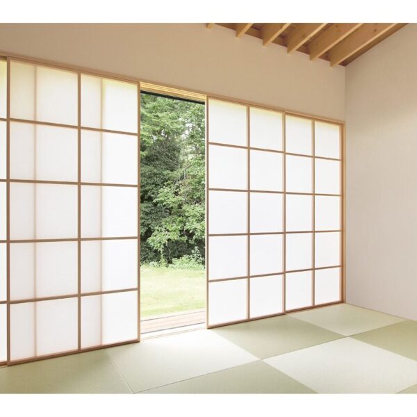 Panouri shoji japoneze din lemn și hârtie, cu lumină naturală și podea tatami