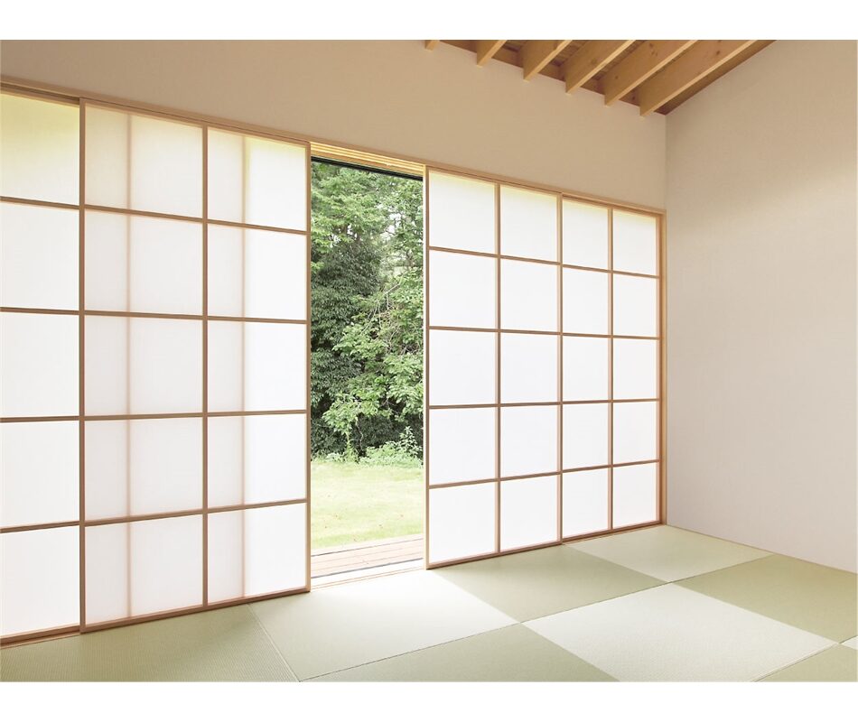 Panouri usi glisante japoneze din lemn și hârtie, cu lumină naturală și podea tatami